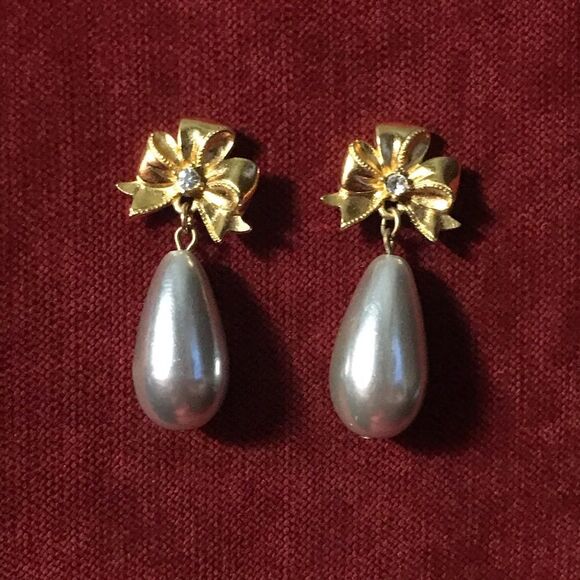VINTAGE 1989 Avon Bow Drop Silver Gray Drop Earrings - Picture 2 of 5